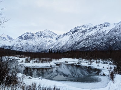 雪覆盖在白天山附近的水域
